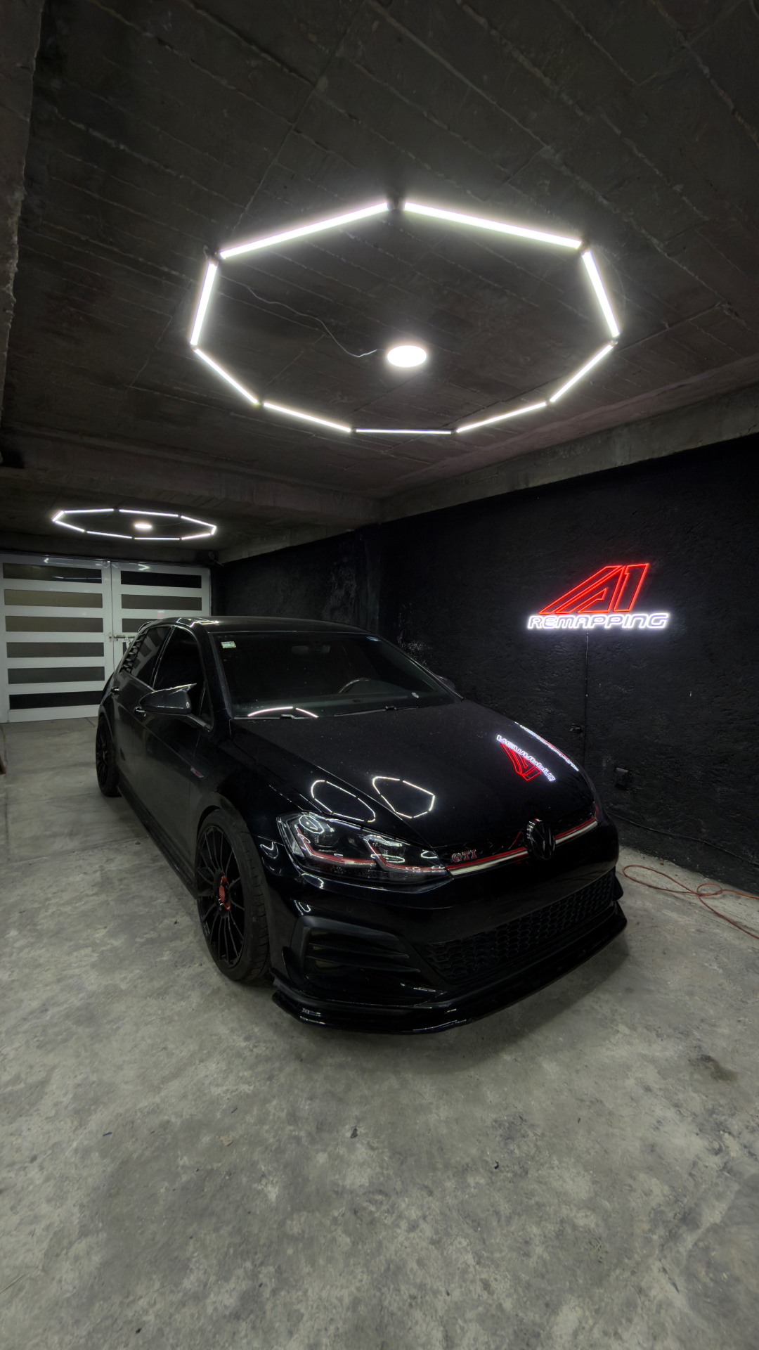 Auto de cliente en el taller de A1 Remapping 1